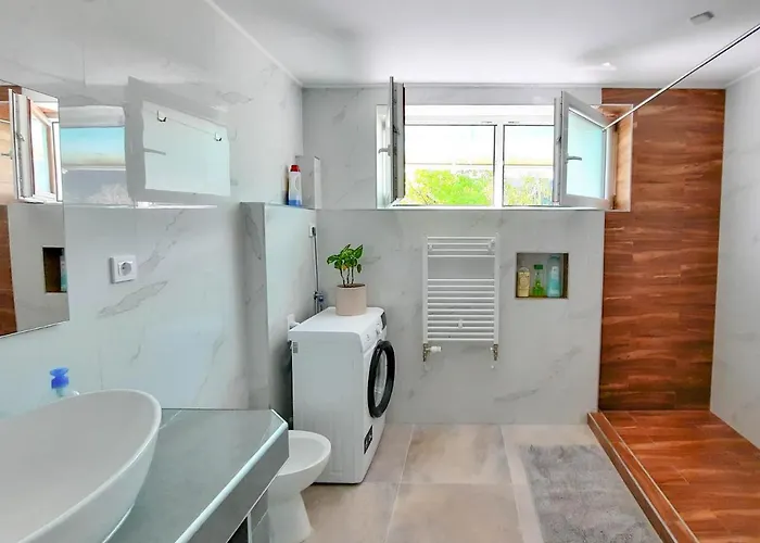 Apartma Deerwood Villa-modern Cozy 2br With Castle View *