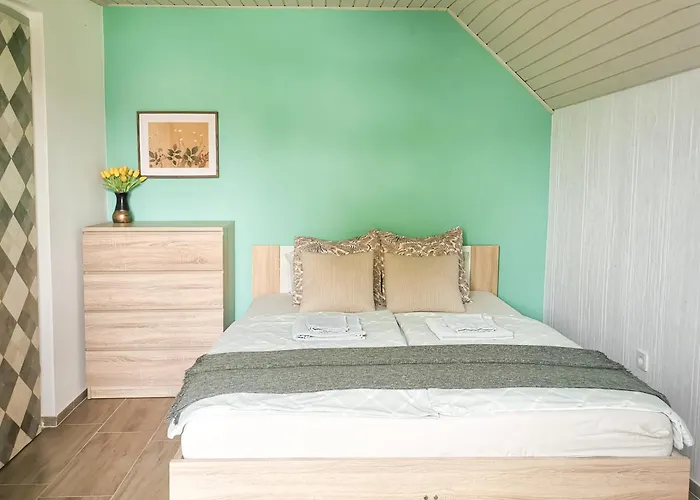 Deerwood Villa-modern Cozy 2br With Castle View Apartma