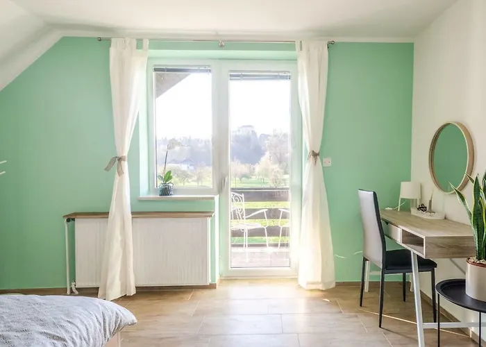 Deerwood Villa-modern Cozy 2br With Castle View Bled